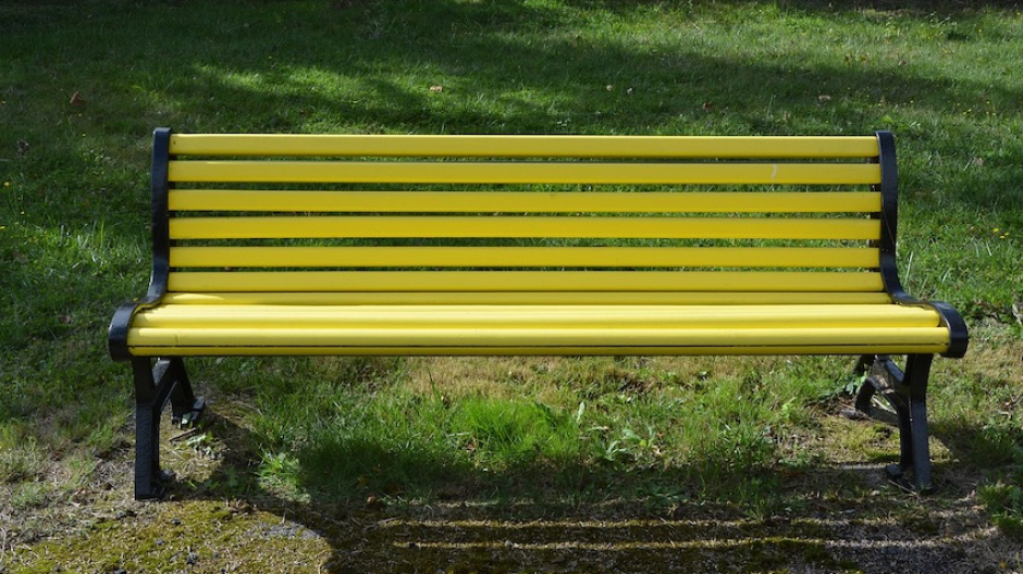 Galliate,  s'inaugura la panchina gialla contro bullismo e cyberbullismo